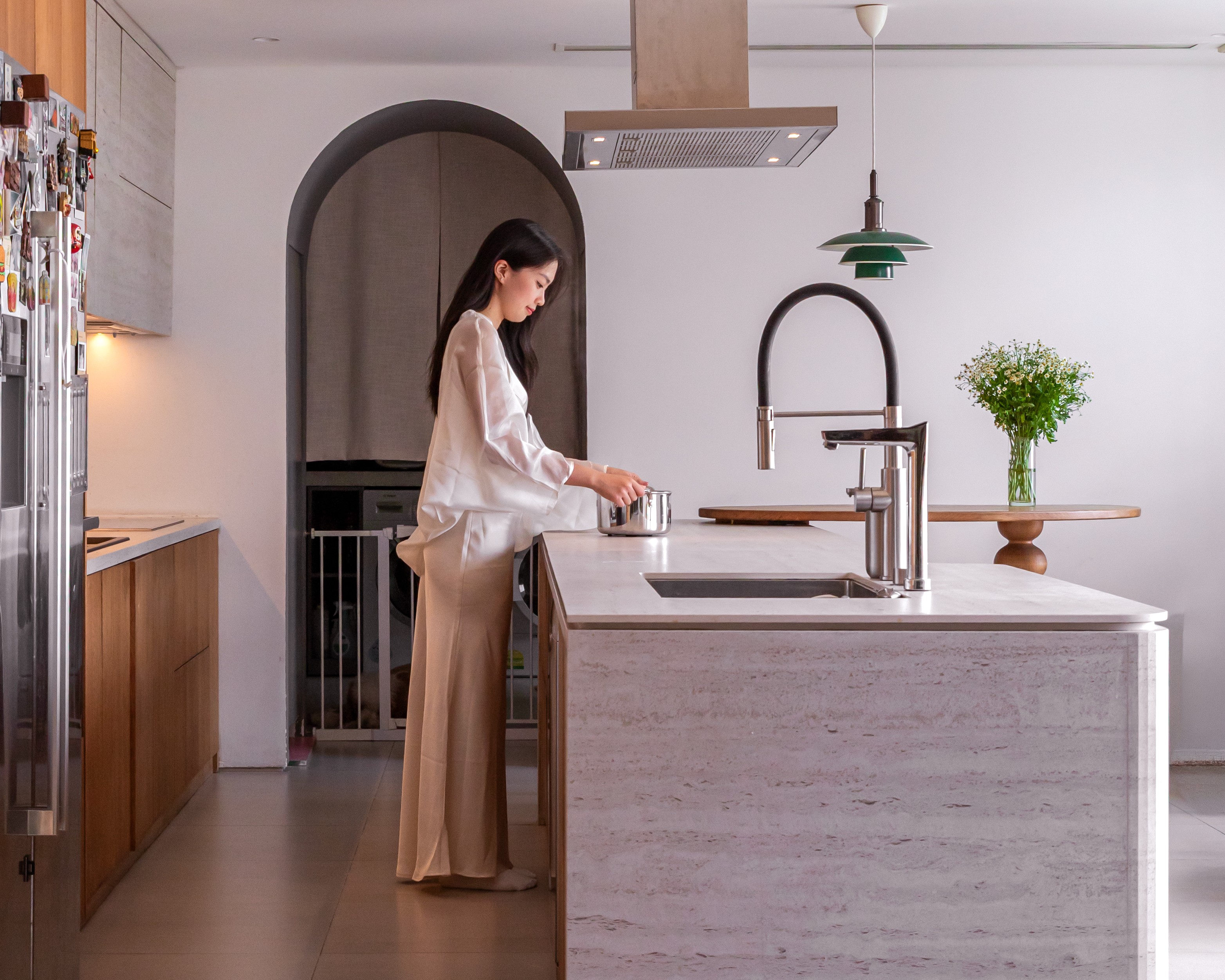Hình 3: Gia chủ sử dụng đảo bếp trong sinh hoạt hằng ngày